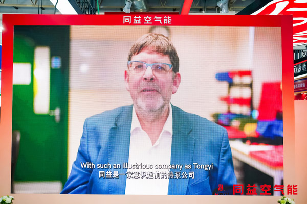 同益空氣能多箭齊發(fā) 2025 中國供熱展